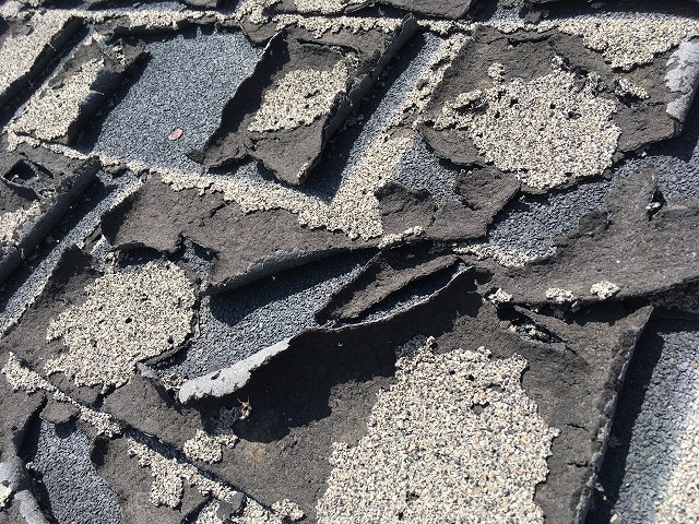 経年劣化が進行したアスファルトシングル